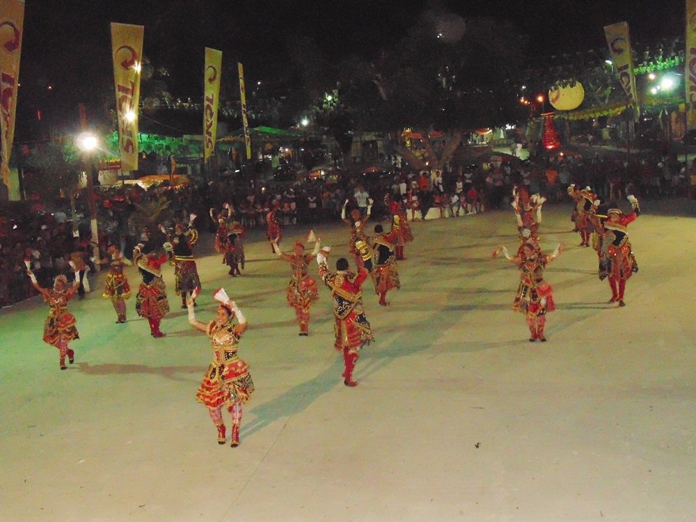 Quadrilha e danças portuguesas abrilhantam a terceira noite de apresentações no arraial do município
