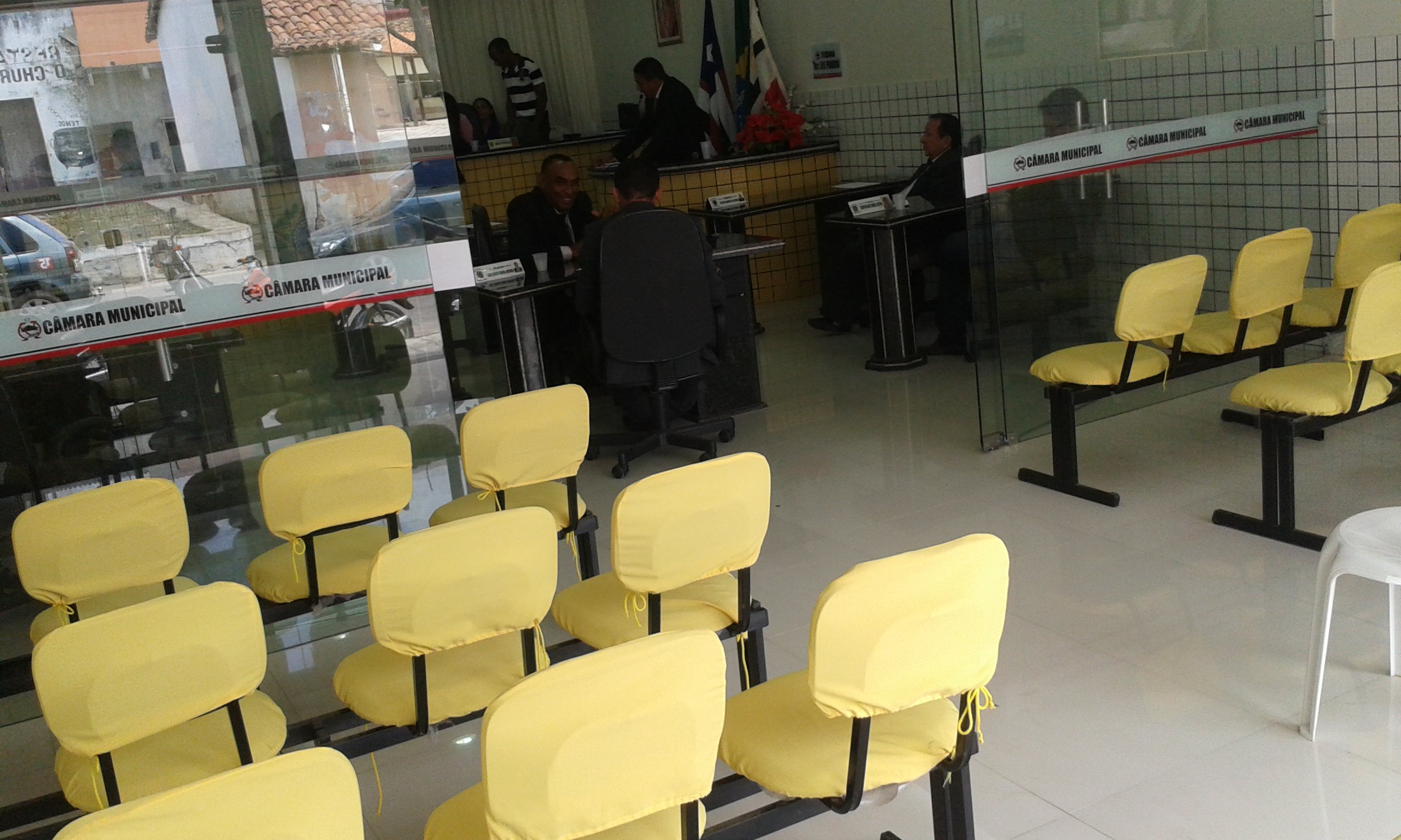 Sessão na câmara de vereadores de Pindaré: baixo nível de debates, vereador abandona sessão e prefeito desafia vereador