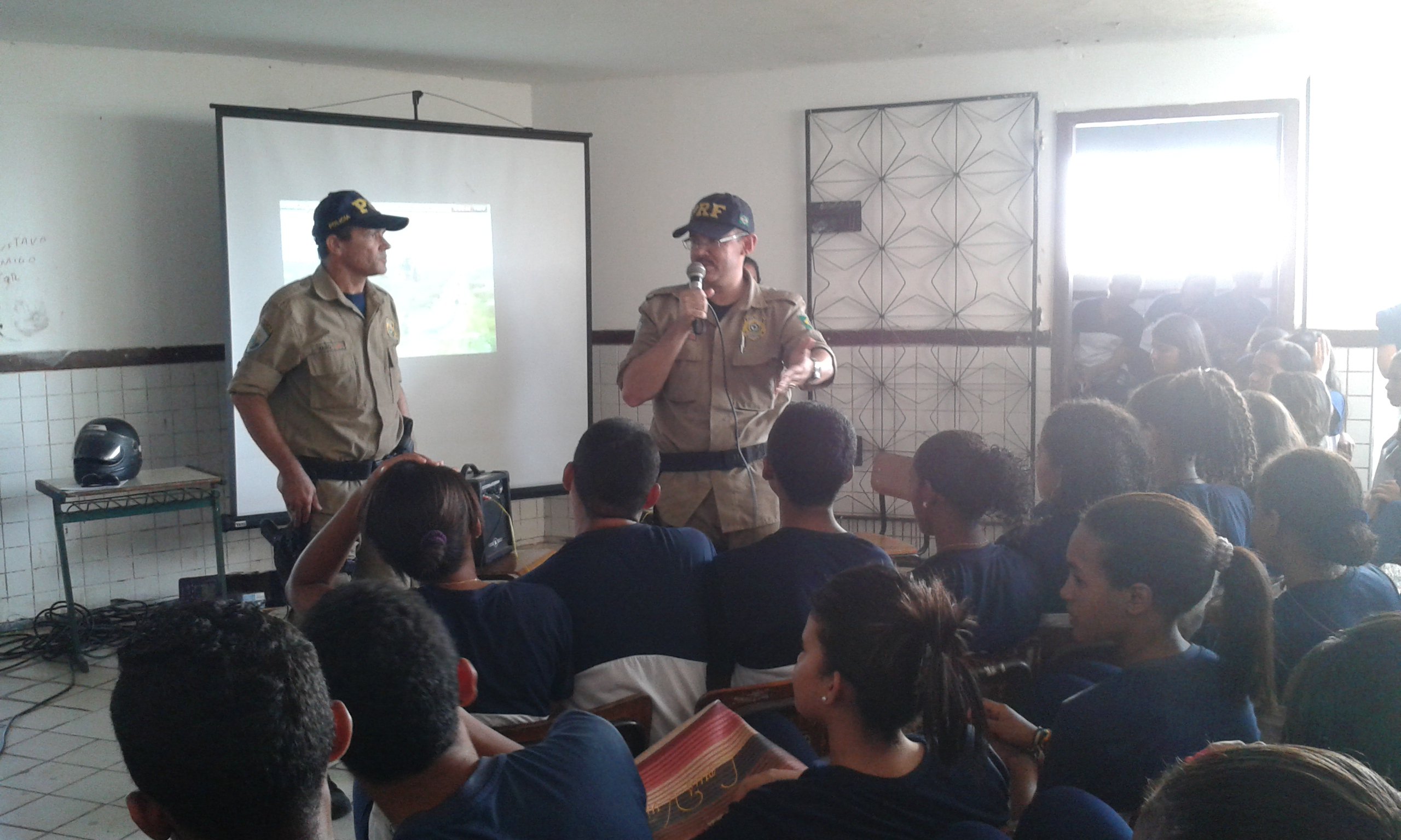 Escola José Sarney Costa recebe palestra da Polícia Rodoviária Federal sobre conscientização no trânsito