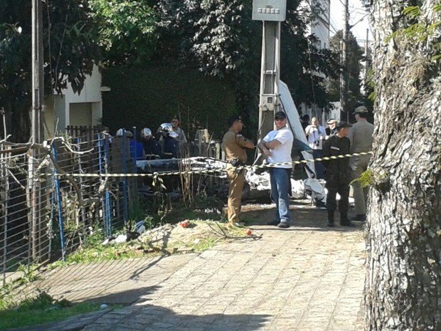 Avião cai e atinge casa em bairro de Curitiba, dizem bombeiros
