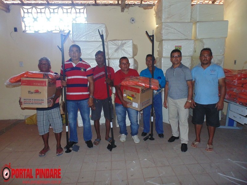 Vereador Márcio, em parceria com o Sindicato dos Pescadores de Pindaré – Mirim, faz entrega de kit’s com caixa, colete salva-vidas e motor rabeta