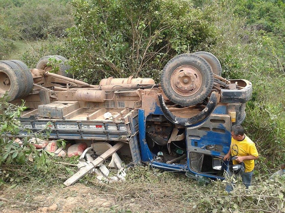 Caminhão capota em Monção e deixa uma vítima fatal