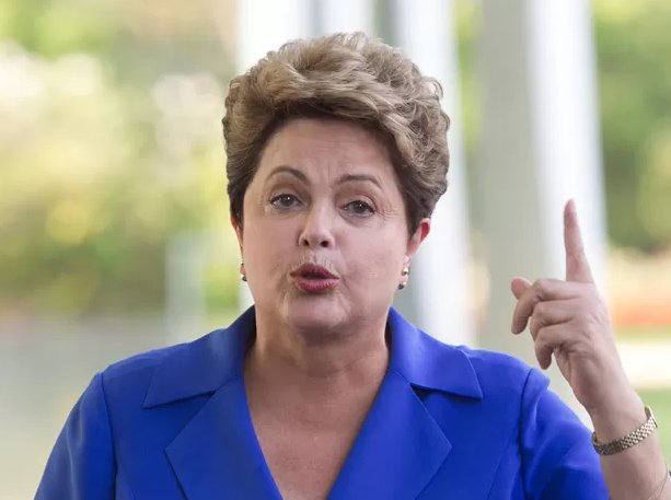 Dilma admite desvio na Petrobras e diz que busca ressarcimento ao país