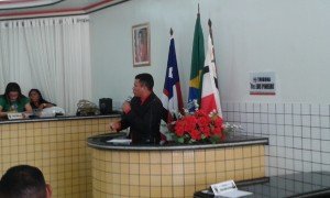Momento em que o vereador Laércio Gomes anunciava sua ida ao grupo do prefeito Walber Furtado. Foto: William Junior/Portal Pindaré