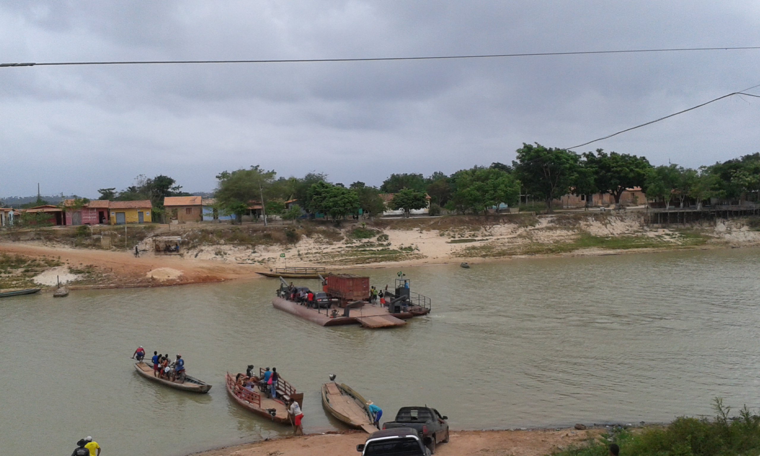 “Aqui já era pra ter uma ponte”, dizem motoristas que aguardaram horas para atravessar o Rio Pindaré