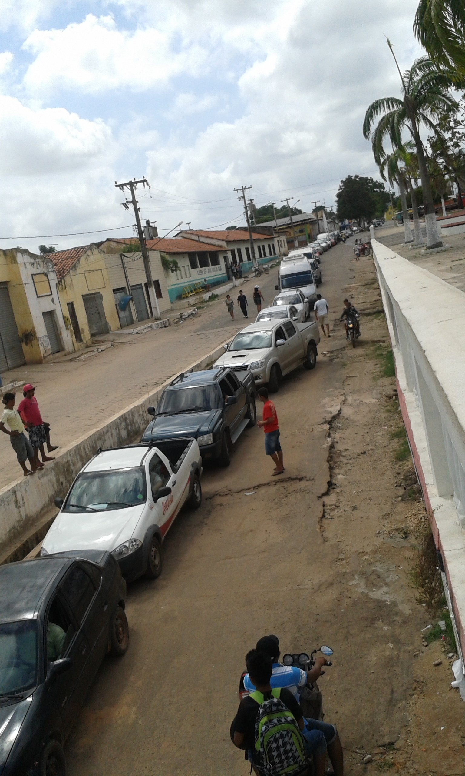 Com estrada de Bom Jardim interditada, fila quilométrica de carros se formou para atravessar o Rio Pindaré