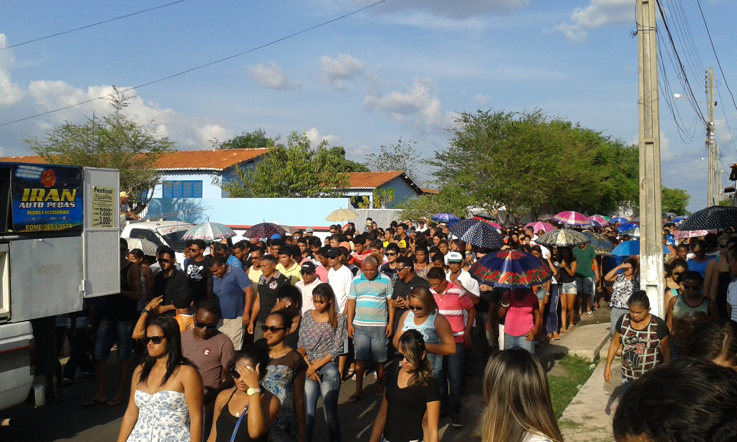 Uma multidão participa do cortejo fúnebre do jovem Wberlan Diniz em Pindaré