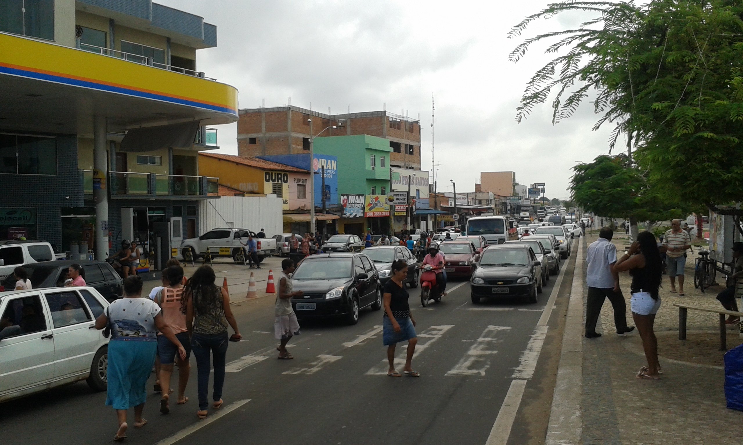 Santa Inês: Com Rua do Comércio interditada, engarrafamento se forma na Avenida Castelo Branco
