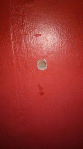 Uma das balas atingiu a parede da residência.