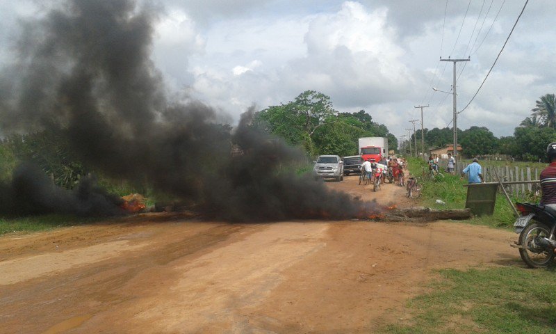 Interdição iniciou na estrada que dá acesso ao povoado. Foto: William Junior/Portal Pindaré