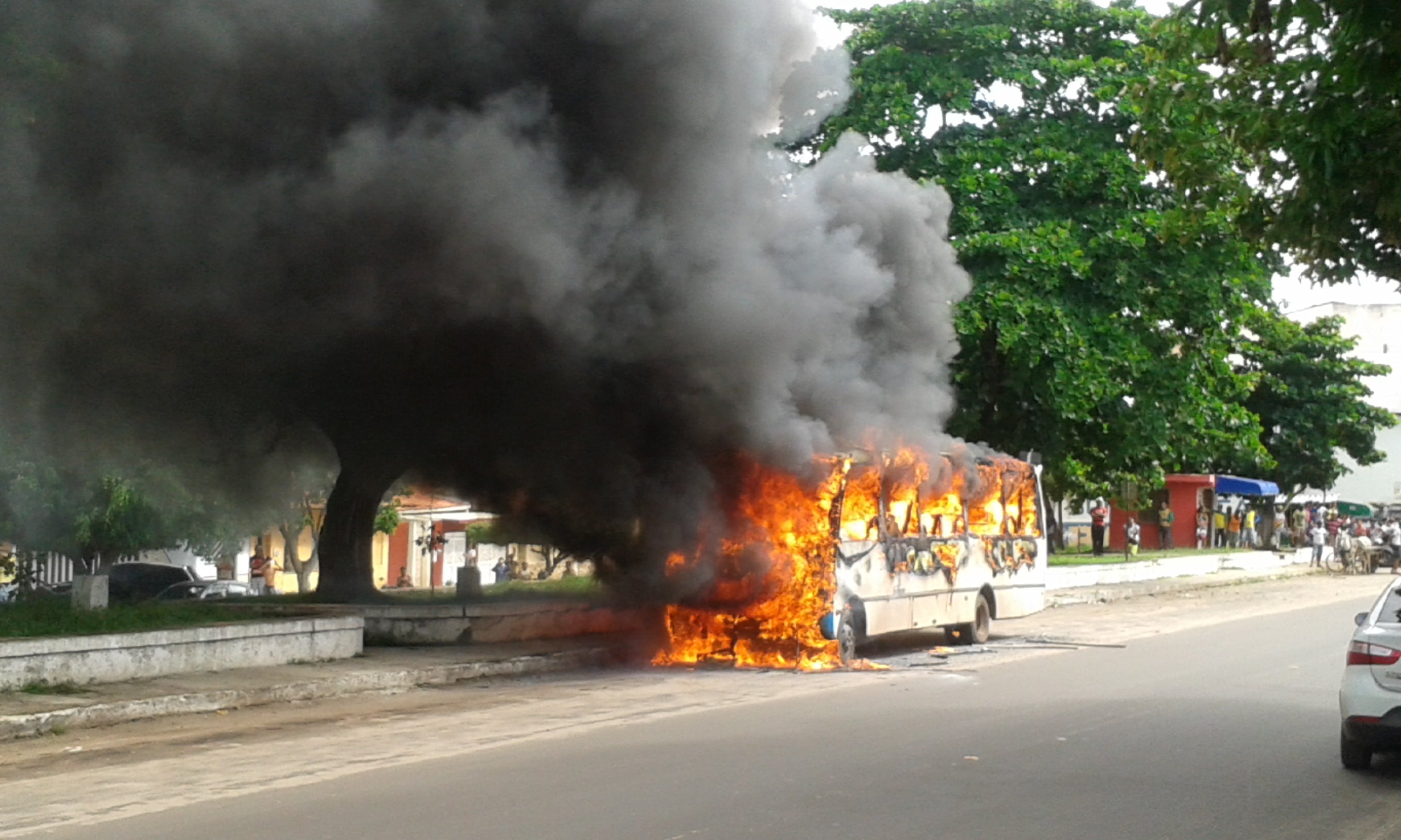 Micro – ônibus que faz o transporte de passageiros pega fogo em Pindaré – Mirim