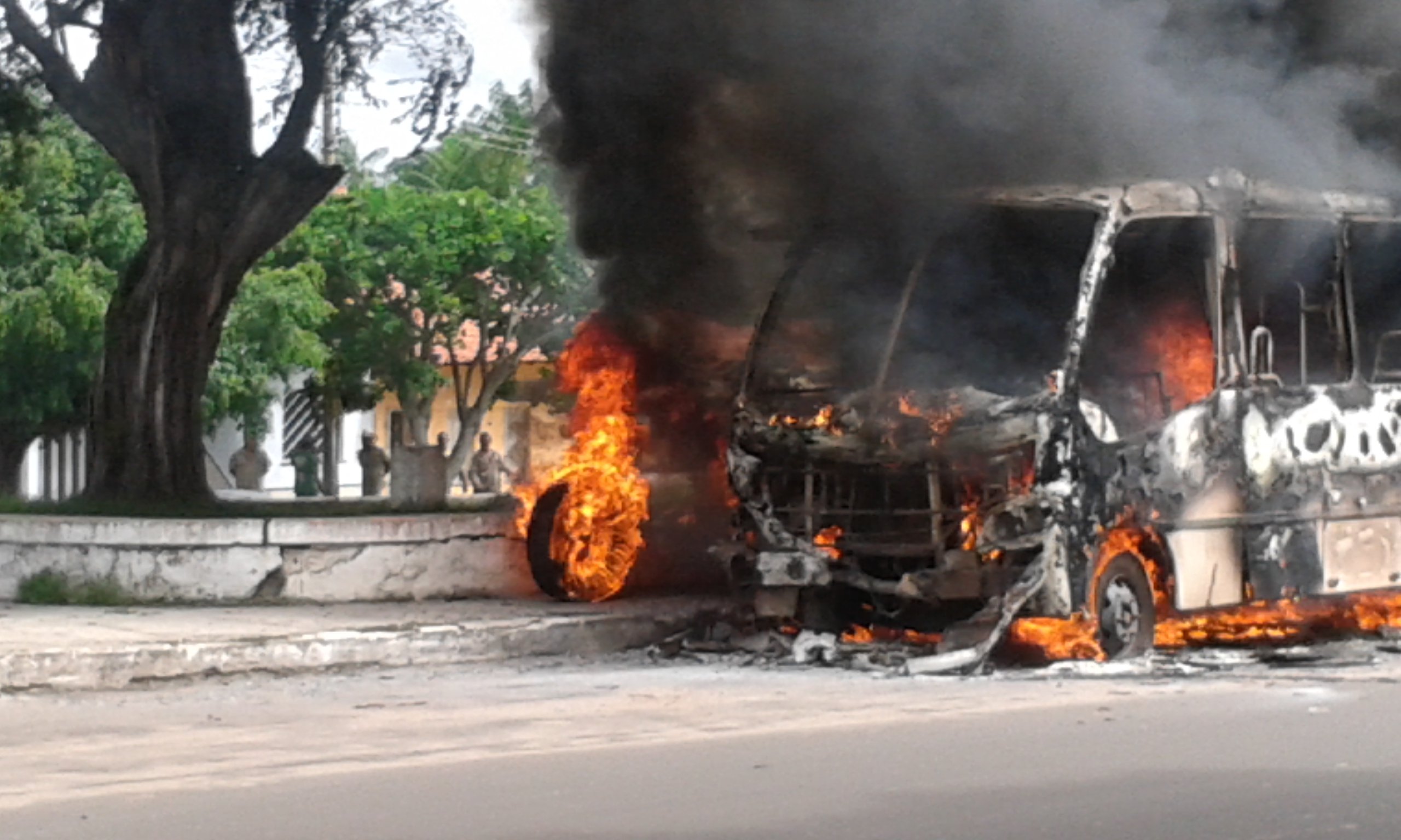 Vídeo – Assista ao momento em que o micro – ônibus era incendiado em Pindaré – Mirim