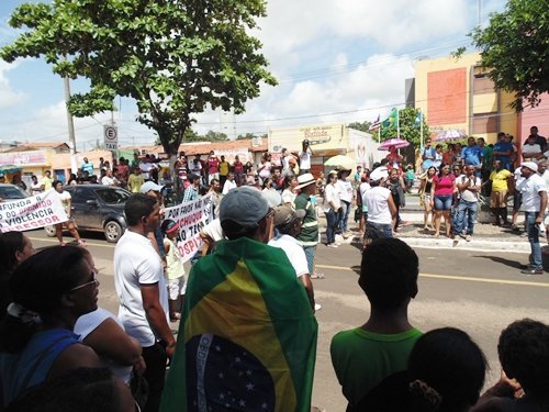 Com faixas e cartazes eles protestavam contra a atual administração do município. Foto: William Junior/Portal Pindaré