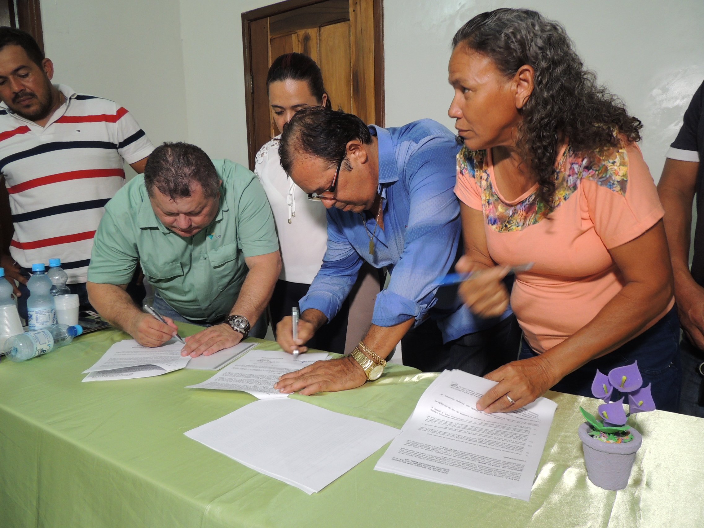 Assinado o convênio para a construção da estrada do Povoado Olho D’água dos Carneiros