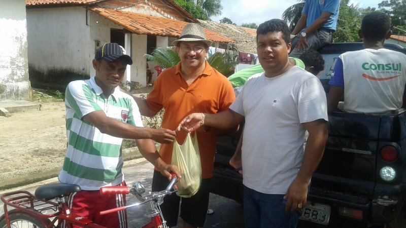 Empresário Gilson Carlos e o prefeito Drº Neto na entrega do peixe no povoado Colônia Pimentel