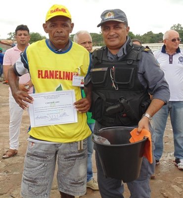 Comandante do 7º BPM, coronel Machado entrega kit a flanelinha. Foto: William Junior/Portal Pindaré
