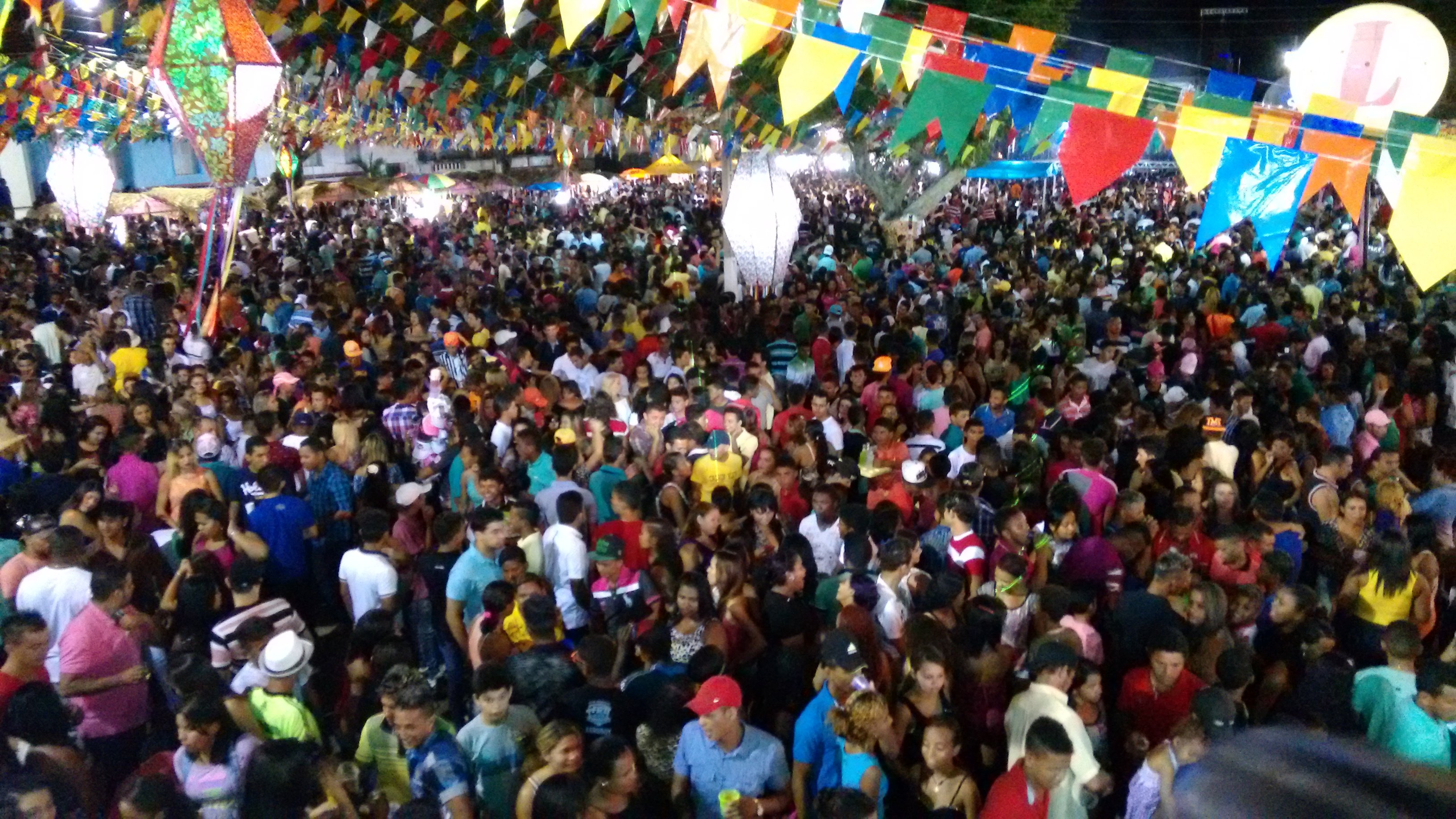 Uma multidão participa do encerramento do Arraial de Pindaré Mirim