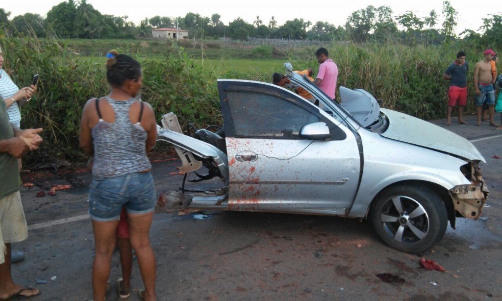 Colisão trágica – Carreta explode e veículo parte ao meio matando um casal