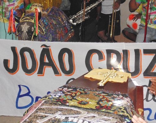 Comoção e homenagens marcam o sepultamento do maestro João Cruz, em Pindaré Mirim