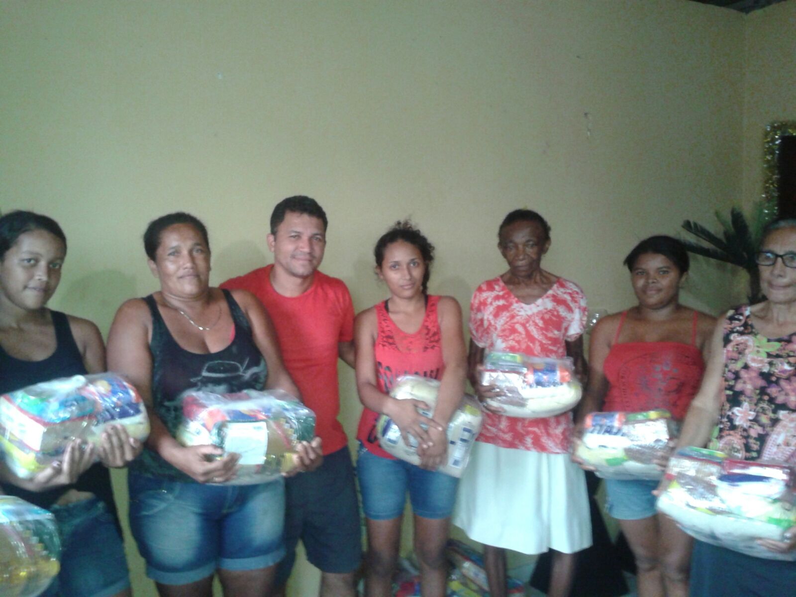Vereador Laércio realiza confraternização e distribui dezenas de cestas básicas para famílias carentes de Pindaré Mirim