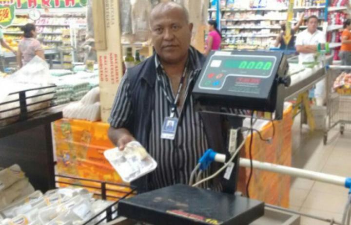 Fiscais do INMETRO analisam balanças e pesos em supermercados de Santa Inês