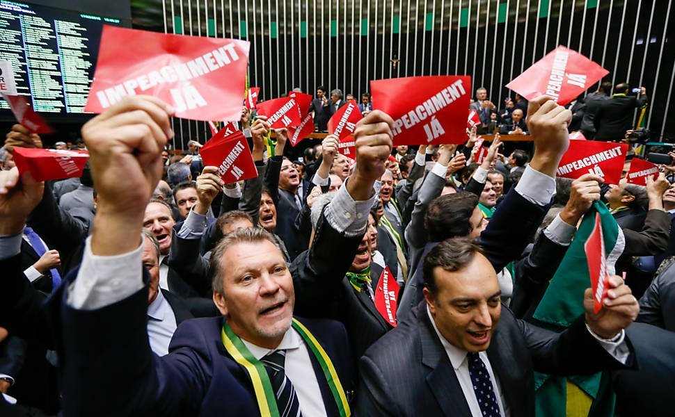 Parecer favorável ao impeachment de Dilma é aprovado em comissão da Câmara