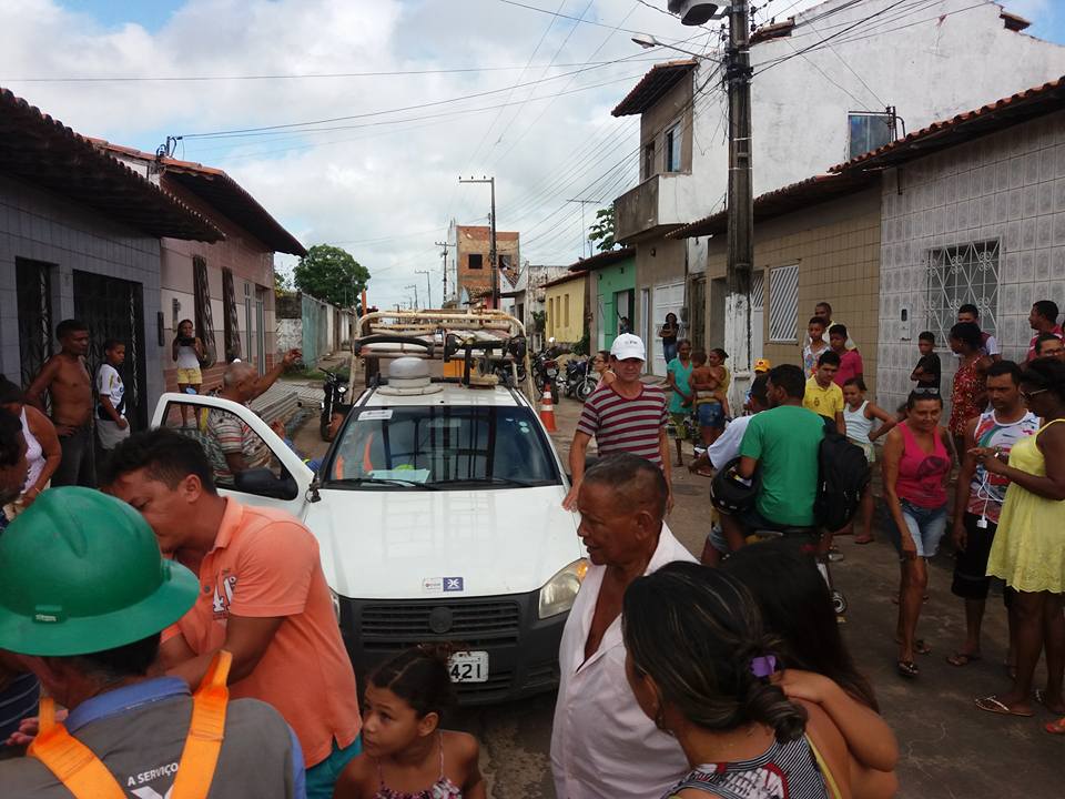 Revoltados, moradores do bairro ‘Sorriso’ fazem protesto em Pindaré