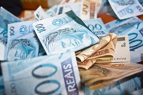 Governo propõe salário mínimo de R$ 945,80 em 2017