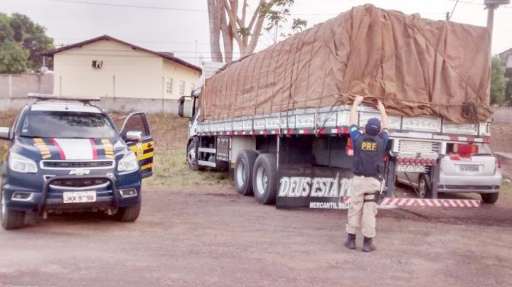 Veículo que transportava madeira ilegal é apreendido pela PRF em Santa Inês