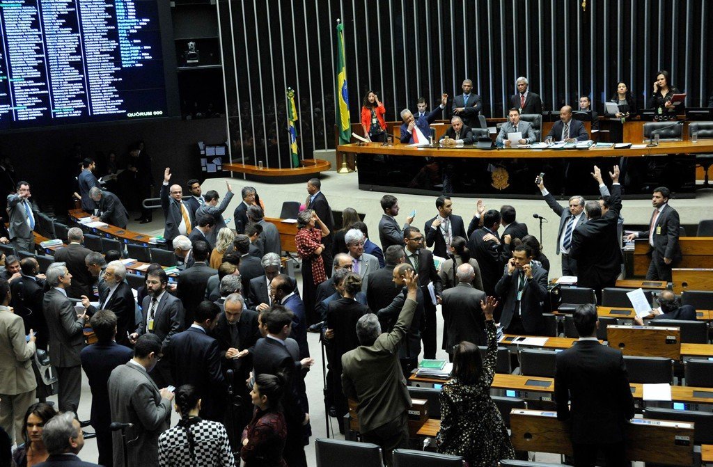 Câmara dos Deputados torna crime caixa 2, mas muda pacote anticorrupção