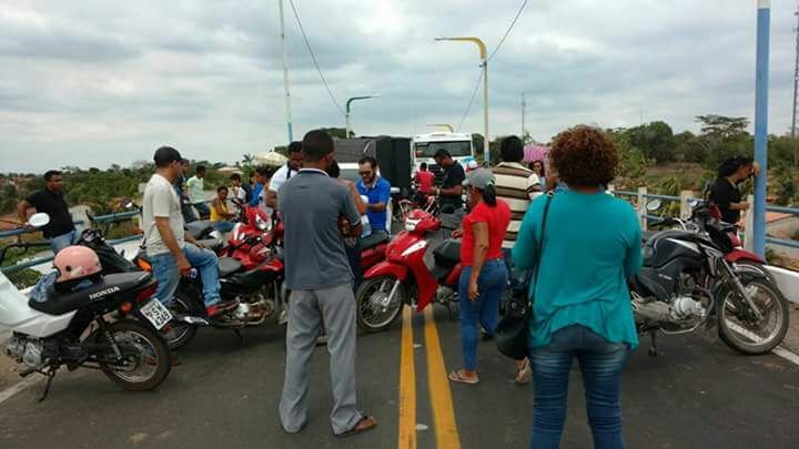 Servidores de Monção fecham ponte em protesto contra salários atrasados