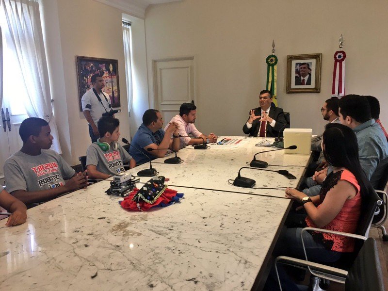 Governador Flávio Dino recebeu os alunos na manhã desta segunda - feira (28).