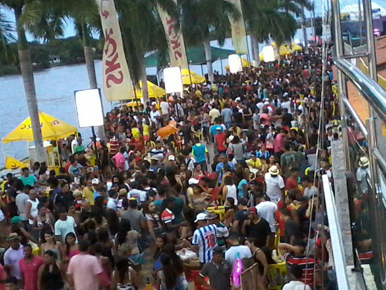 Uma multidão participa da abertura do Festival da Piaba 2017 em Pindaré Mirim