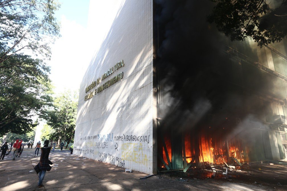 Manifestação em Brasília contra governo Temer termina em confronto