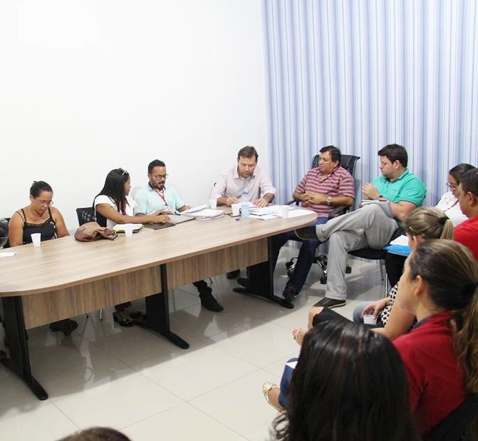 Após reunião, prefeito anuncia reajuste de 7,64% para professores de Pindaré Mirim
