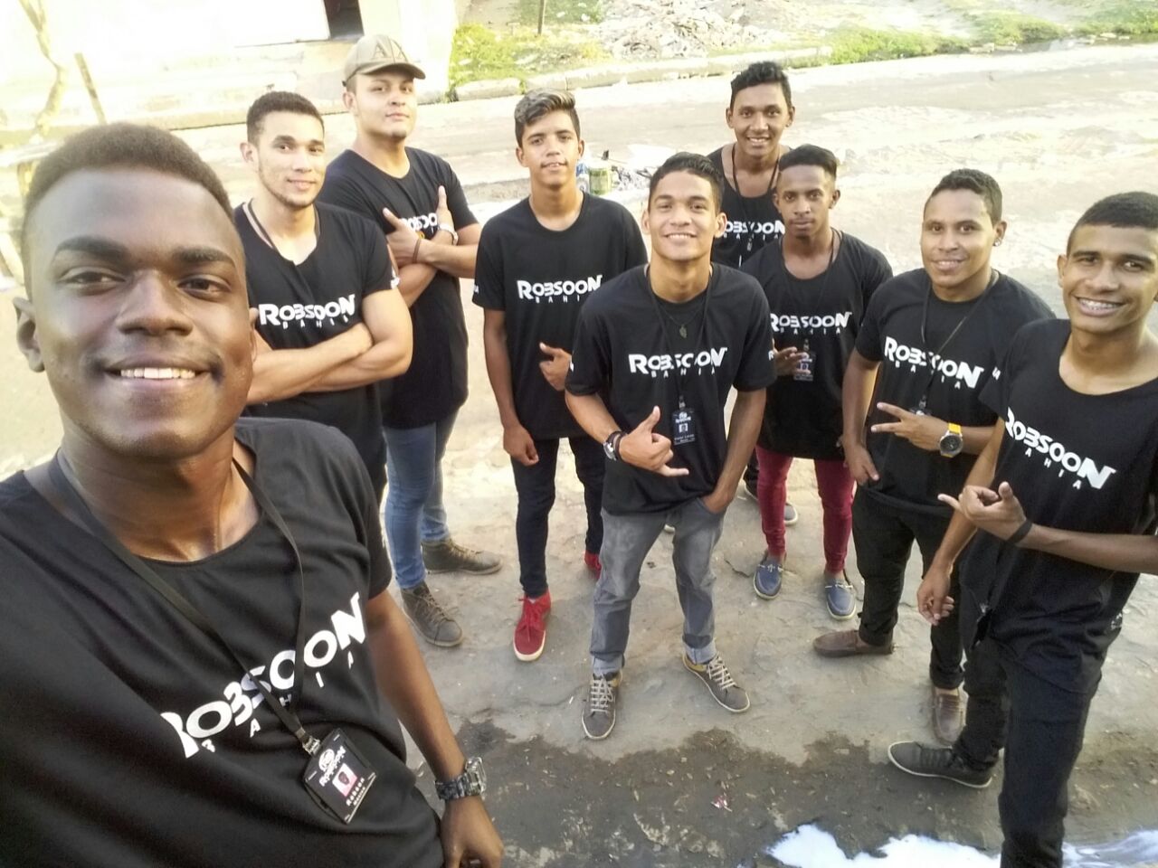 Jovens se preparam para o lançamento do novo projeto do vocalista “Robsoon Bahia”, em Pindaré Mirim