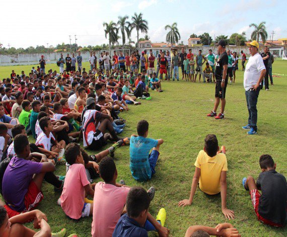 Peneira de futebol reúne centenas de crianças e jovens em Pindaré Mirim