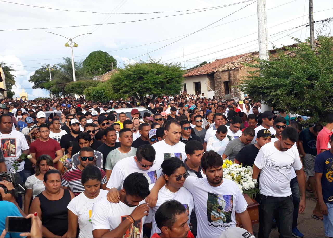 Uma multidão acompanha cortejo fúnebre do modelo Clismen Cardoso em Pindaré