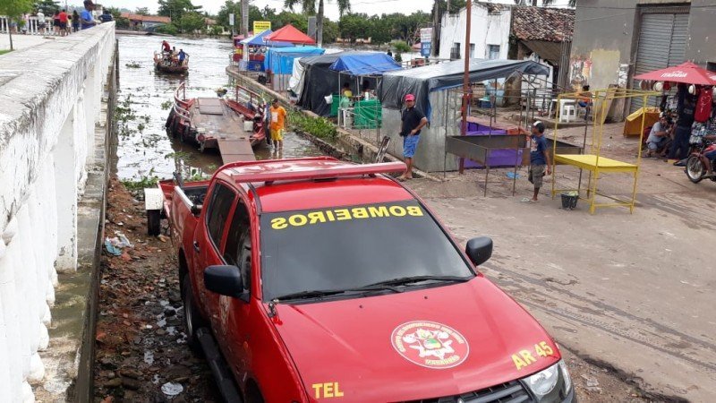 Equipe do Corpo de Bombeiros auxiliam na retirada de famílias atingidas pela cheia do Rio Pindaré. Foto: William Junior/Portal Pindaré