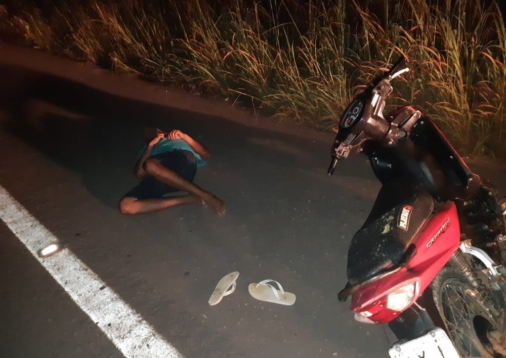 Motociclista é flagrado dormindo no acostamento da BR-316, em Santa Inês