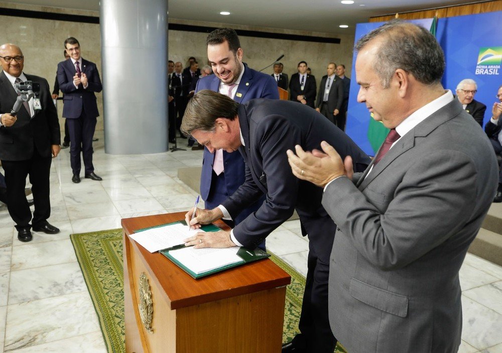 Bolsonaro sanciona lei que permite fazer pente-fino do INSS