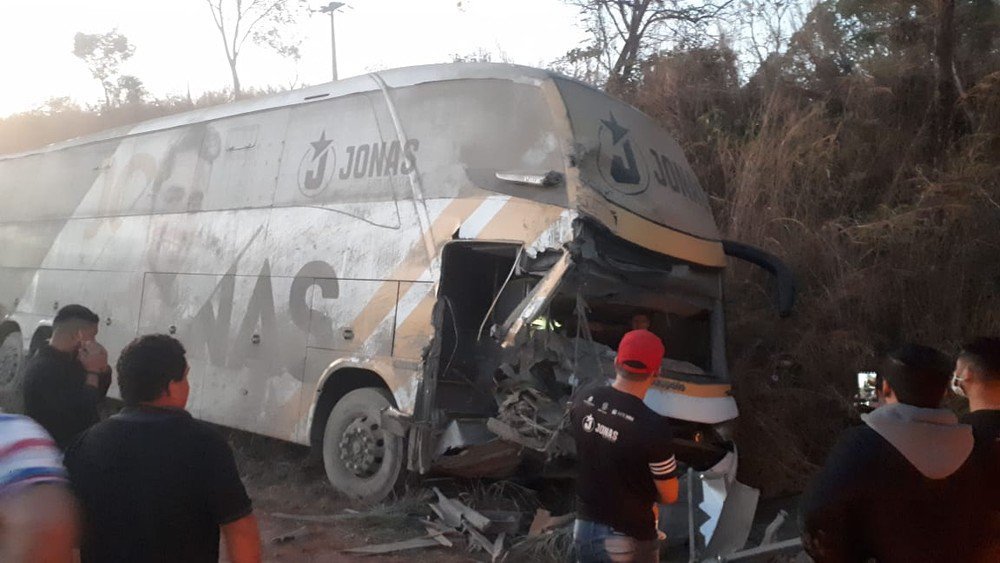 Acidente com ônibus do cantor Jonas Esticado fere 3 no Maranhão
