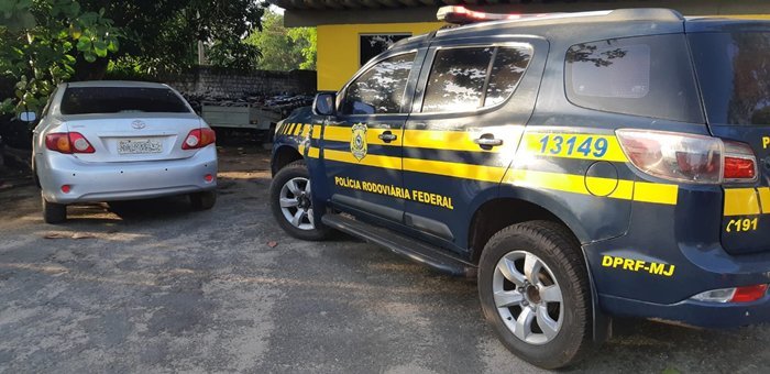 Sargento da PM é preso com veículo roubado e arma de uso restrito em Santa Inês