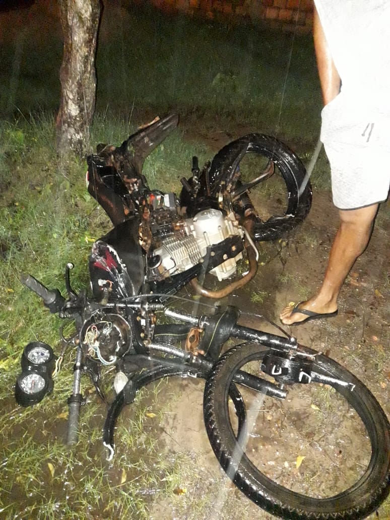 Colisão entre motocicleta e um carro deixa uma pessoa morta e outra ferida, na BR-222 em Santa Inês