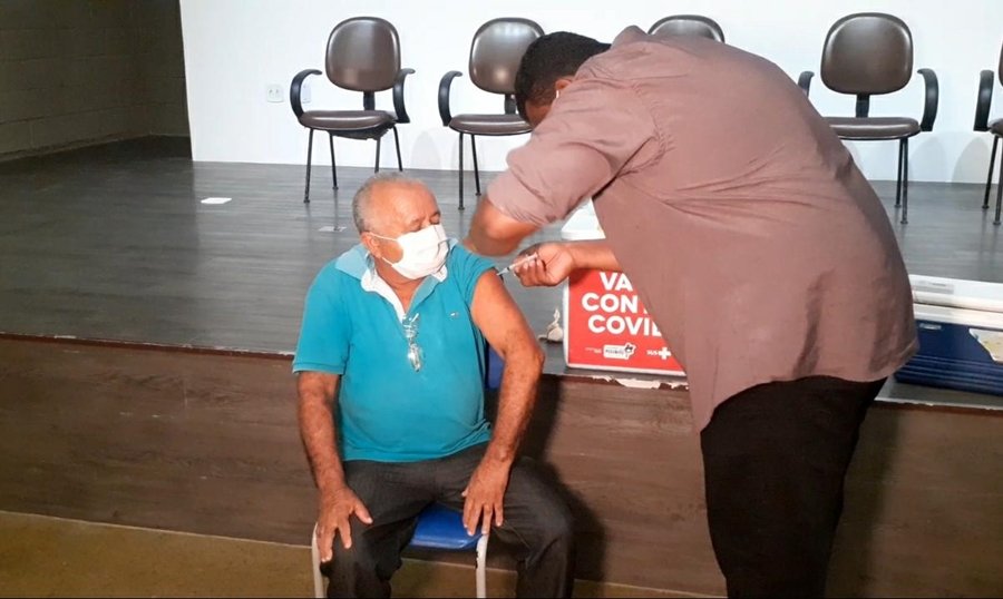 Vigia do Hospital é o primeiro vacinado contra a Covid-19 em Pindaré Mirim