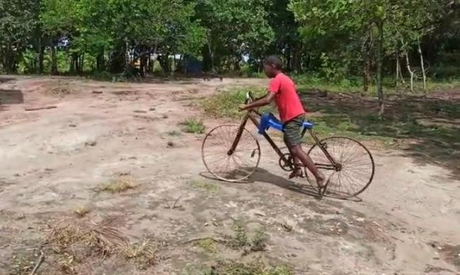 Após vídeo de criança de Pindaré Mirim com bicicleta precária viralizar, vaquinha garante bike novinha a ele