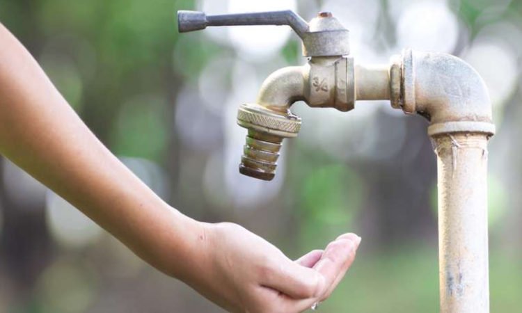 Moradores sofrem com a falta d’água no Bairro Santos Dumont; prefeitura fez manutenção há cerca de 2 meses e problema persiste